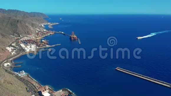 空中观景从大西洋沿岸圣克鲁斯德特内利夫市的高处眺望加那利群岛视频的预览图