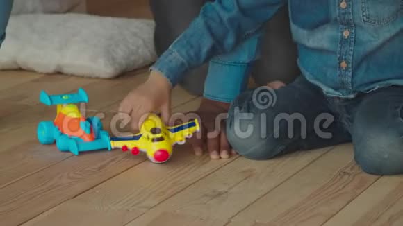 可爱的混血男孩在家玩玩具视频的预览图