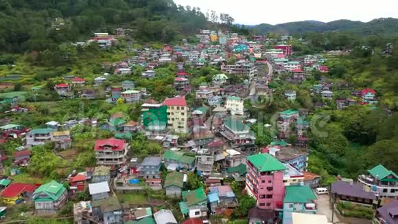 鸟瞰萨加达镇位于菲律宾山区省份在山谷中的城市视频的预览图