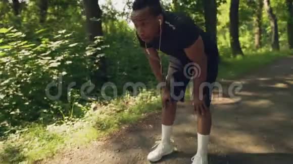黑人运动员在户外晨跑中休息视频的预览图