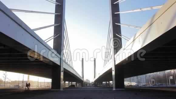 斜拉桥透视日落建筑工程城市视频的预览图