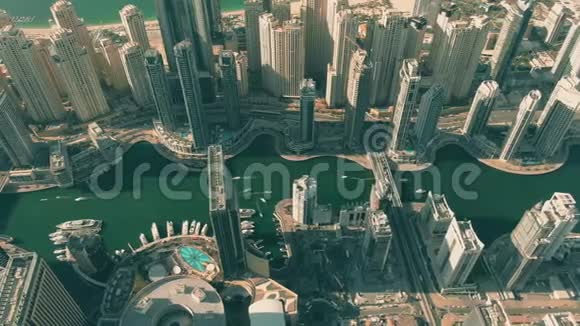 阿联酋迪拜码头摩天大楼鸟瞰图视频的预览图
