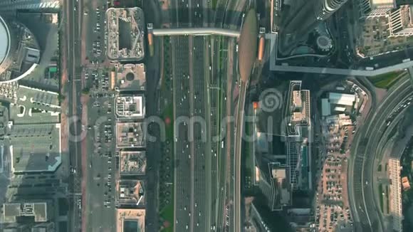 阿联酋迪拜市中心繁忙的城市高速公路交汇处的鸟瞰图视频的预览图