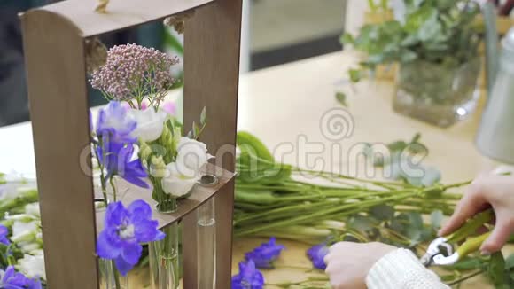 在车间或花店里做插花的花匠的贴身女手视频的预览图
