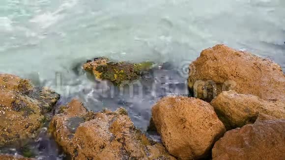 海洋岩石飞溅循环视频的预览图