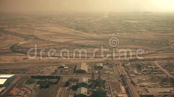 阿联酋迪拜一个大型高速公路交汇处的鸟瞰图视频的预览图