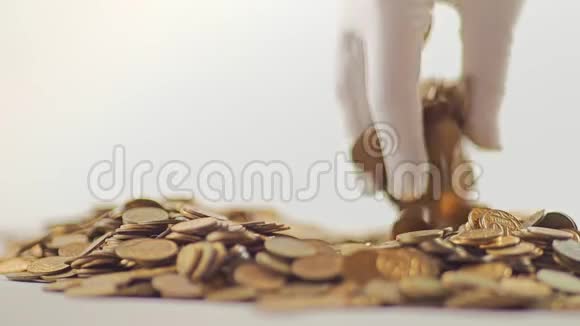 白手套的手舀起一堆金币他们整理和分散金钱在白色背景上视频的预览图