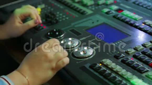 一只雌性手在混合灯控制台后面工作视频的预览图