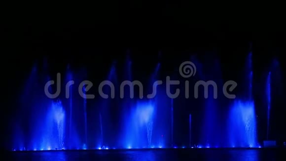 每晚在水中映出五彩斑斓的喷泉视频的预览图
