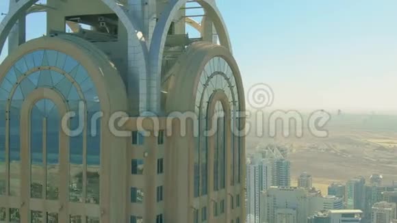 阿联酋迪拜城市景观和冲浪沙漠在摩天大楼窗户反射视频的预览图
