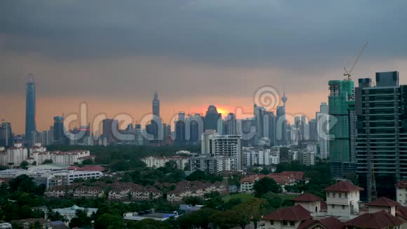 城市景观背景上的橙色日落视频的预览图