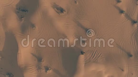 从上往下看沙漠中有多条汽车轨迹的沙丘视频的预览图