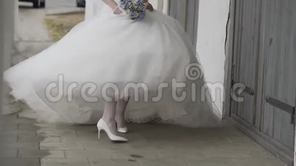 新娘穿着一件轻便的婚纱走路旋转视频的预览图