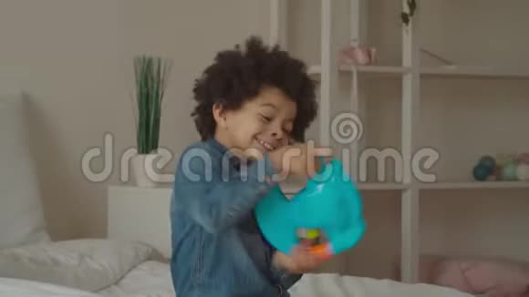 混合种族男孩玩玩具方向盘视频的预览图