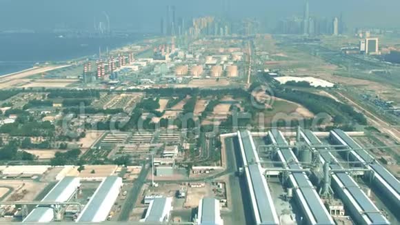 阿拉伯联合酋长国迪拜的一个海水淡化设施和一个发电厂的空中拍摄视频的预览图