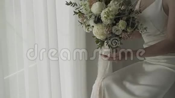 新娘捧着一束婚礼花束新婚快乐视频的预览图