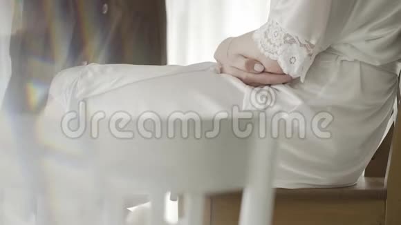 一个穿着白色外套的女孩在酒店房间里美丽的手视频的预览图