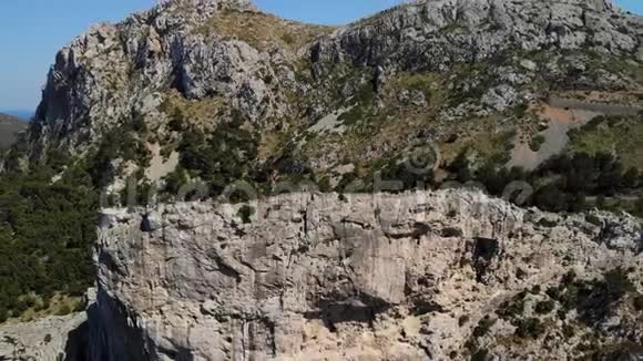 从鸟瞰美丽风景在马略卡的流行和风景如画的地方是米拉多埃斯科洛默的观点视频的预览图