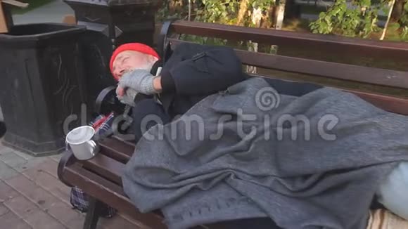 无屋顶的男人躺在街凳上要钱寻求任何帮助视频的预览图