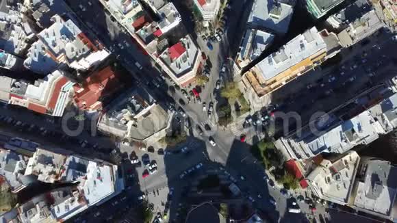 用无人驾驶飞机向上移动的塞萨洛尼基希腊用建筑物和道路俯瞰城市环境视频的预览图