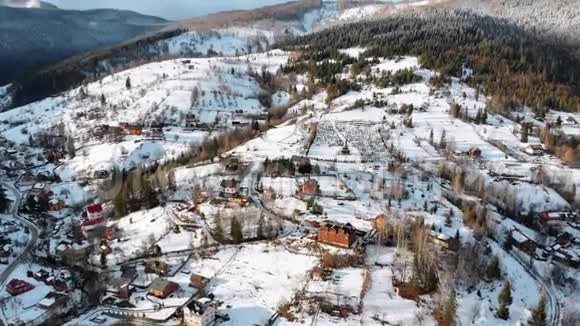 冬季喀尔巴阡山脉一个村庄的鸟瞰图亚雷米奇乌克兰视频的预览图