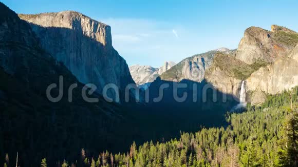 约塞米蒂山谷从白天到黑黑的时间间隔镜头美国最受欢迎的国家公园之一视频的预览图