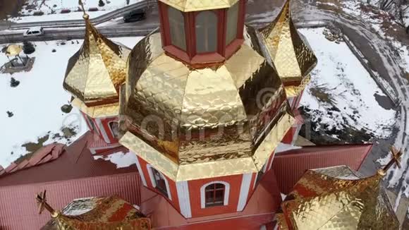 冬季喀尔巴阡村乌克兰教堂黄金屋的鸟瞰图视频的预览图