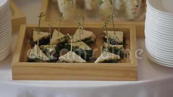 有三明治的漂亮自助餐桌视频的预览图