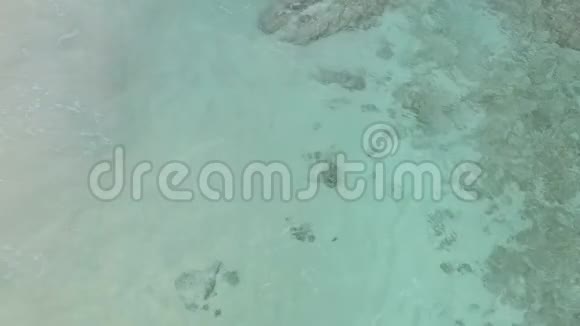 印度洋上的塞舌尔岛马河景观美丽的蓝海海浪沙滩和热带地区的绿色森林视频的预览图