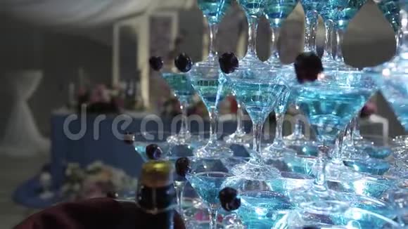 在为客人举行的庆典上美丽的香槟金字塔视频的预览图