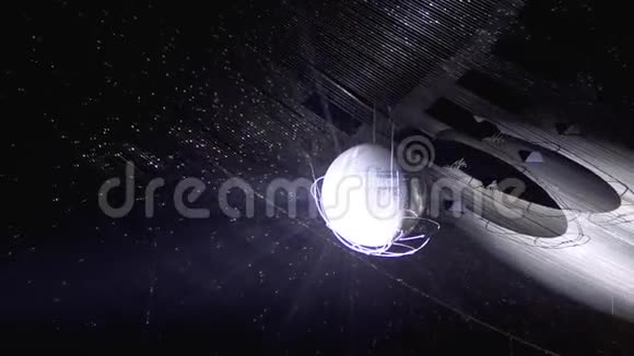 在音乐厅天花板上方悬挂的迪斯科舞厅反映灯光的旋转和旋转视频的预览图