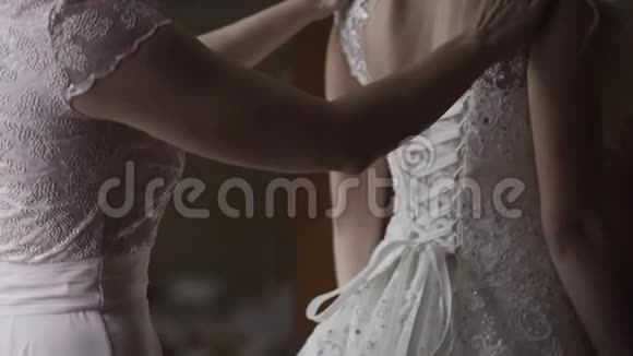 新娘系结婚纱新婚快乐视频的预览图