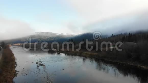 山地地形河流山林在大自然中孤独的小屋4K飞机视频的预览图