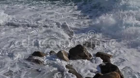 海浪撞击岩石地中海法国视频的预览图