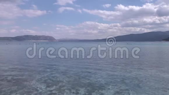 在土耳其布尔杜尔萨尔达湖海滩散步的游客视频的预览图