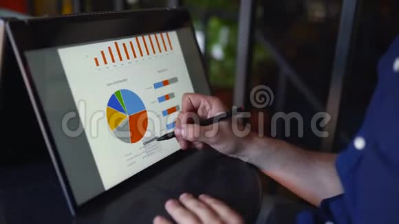 在帐篷模式下商人使用手写笔和带触摸屏的可转换笔记本电脑做演示自由职业者工作视频的预览图