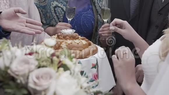 新婚夫妇在庆祝时打破传统的婚礼面包视频的预览图