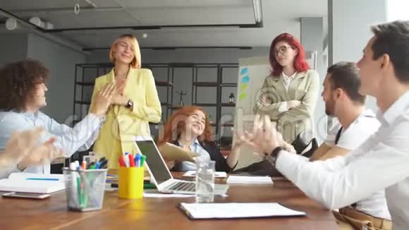 一家公司的女主管同事庆祝她们的女同事加薪视频的预览图