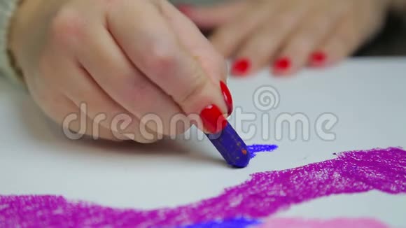 女人的手在白纸上画着夕阳中蓝色的彩霞天空视频的预览图