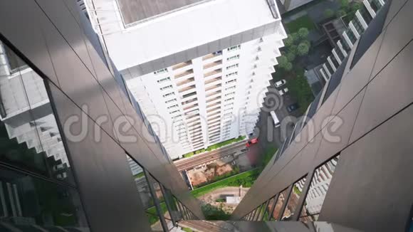 从窗户道路和驾驶汽车从曼谷摩天大楼俯视视频的预览图