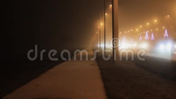 在雾和交通中荒凉的街道可怕的黑暗视频的预览图