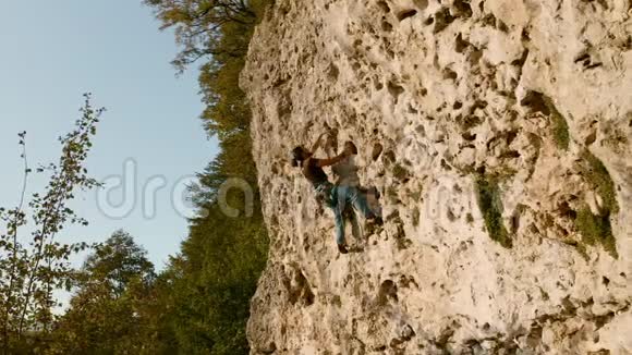 攀岩者沿着岩石攀登第5类路线视频的预览图