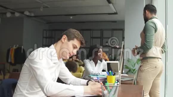 不同种族和性别的年轻员工在成功的商业公司享受工作日视频的预览图