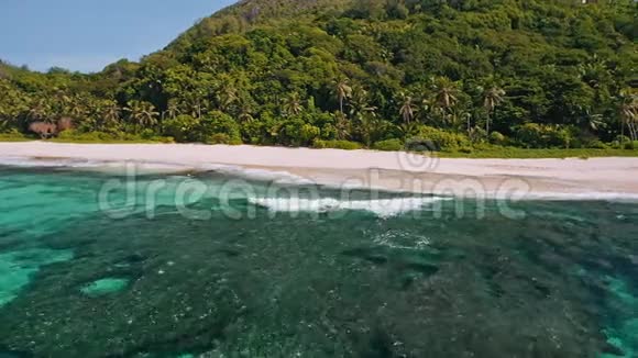 空中海滩展示了安塞福班斯热带海岸的镜头塞舌尔马河岛视频的预览图