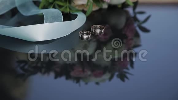 美丽的金色结婚戒指与优雅的新娘花束视频的预览图