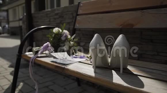 漂亮的女人长凳上的结婚饰物结婚纪念日视频的预览图