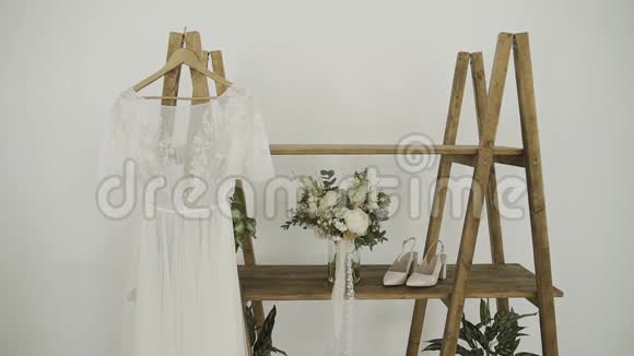新娘婚礼当天的美丽时尚的婚礼配饰视频的预览图