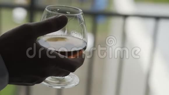 一个男商人窗户边有一杯威士忌视频的预览图