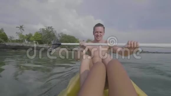 波夫快乐的高加索男人在海洋中划桨欣赏女人双腿视频的预览图