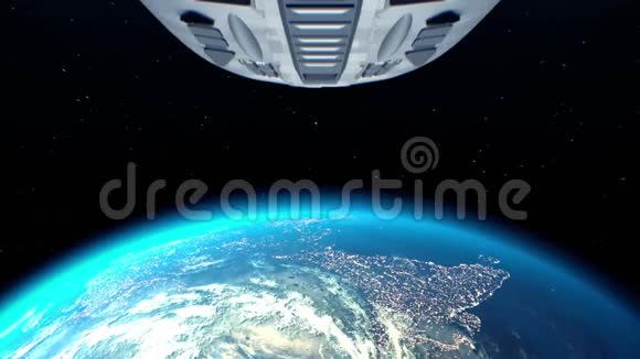 外星飞船接近地球明亮的引擎闪烁三维动画地球纹理是在图形编辑器中创建的视频的预览图